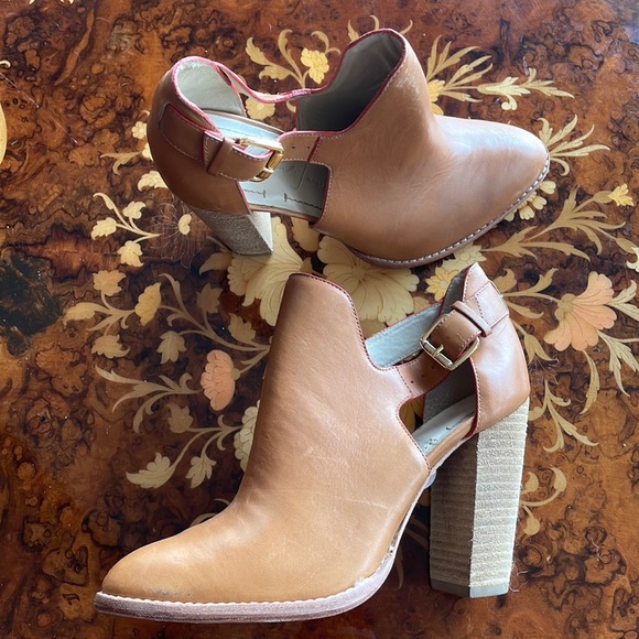 Like new ELIZABETH & JAMES cutout ankle boots sz6.5 - Picture 1 of 4